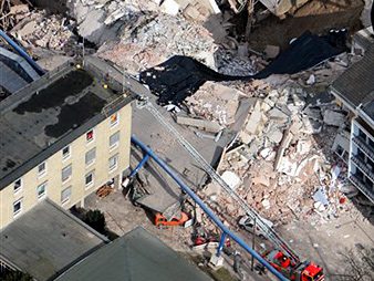Trümmer liegen an der Stelle, an der am Tag zuvor das historische Stadtarchiv in Köln zusammengestürzt war. Trümmer liegen an der Stelle, an der am Tag zuvor das historische Stadtarchiv in Köln zusammengestürzt war.