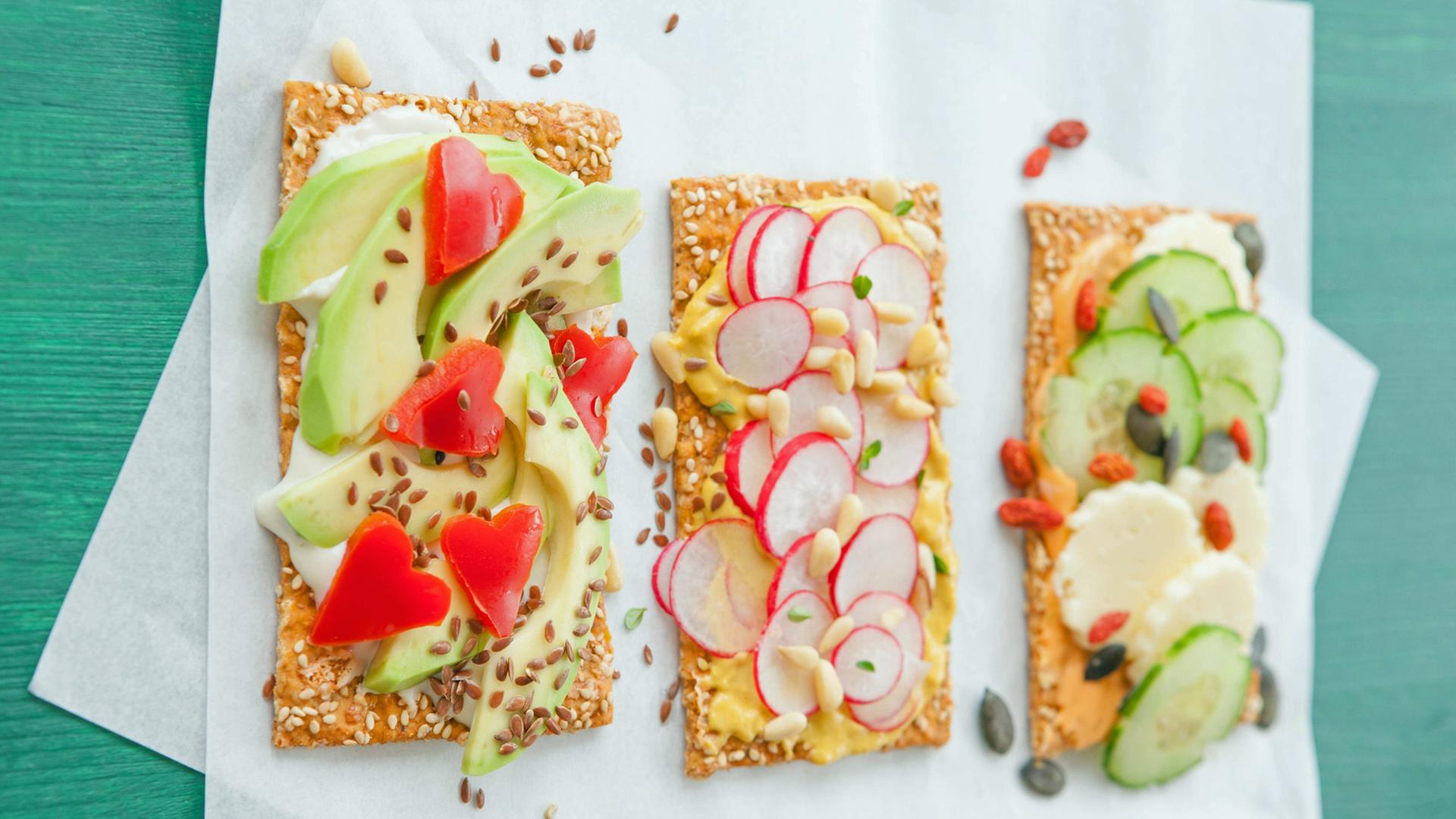 Vegan und lecker: Knäckebrot mit buntem Brotaufstrich Vegan und lecker: Knäckebrot mit buntem Brotaufstrich