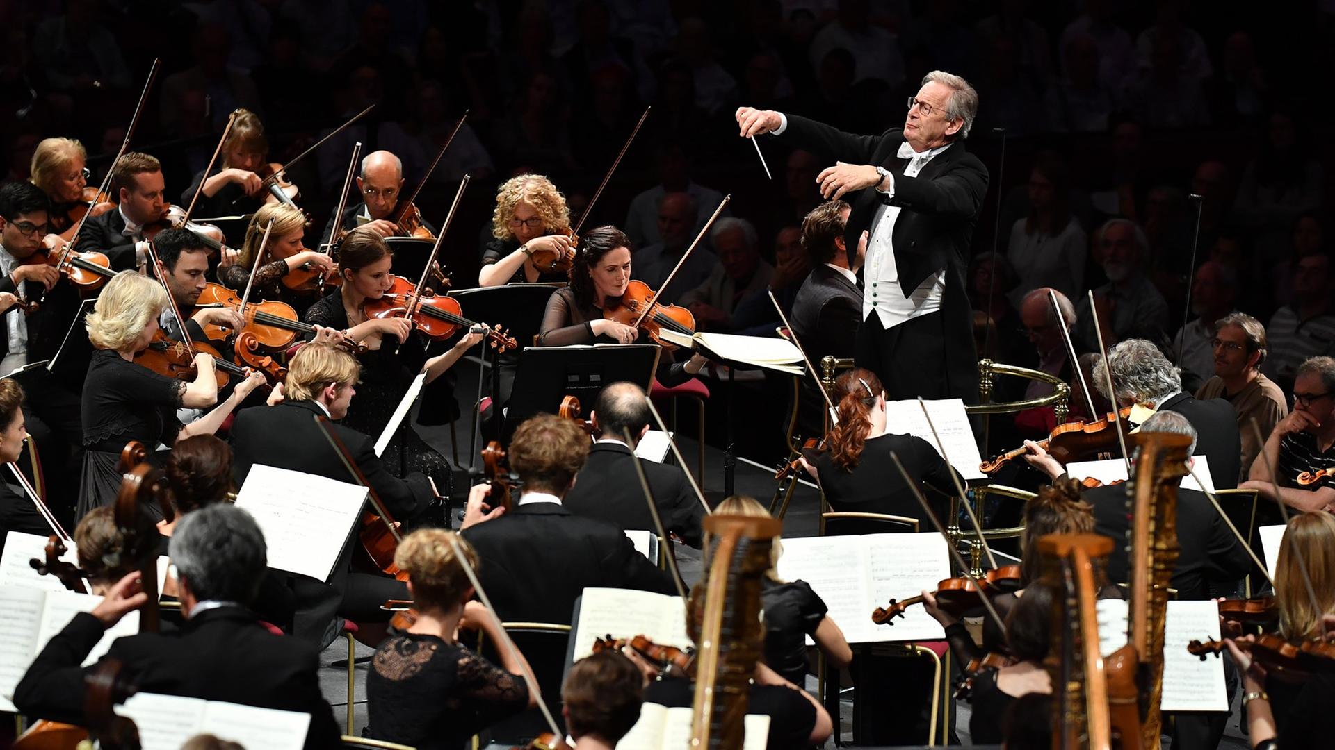 John Eliot Gardiner dirigiert das Orchestre Révolutionnaire et Romantique. John Eliot Gardiner dirigiert das Orchestre Révolutionnaire et Romantique.