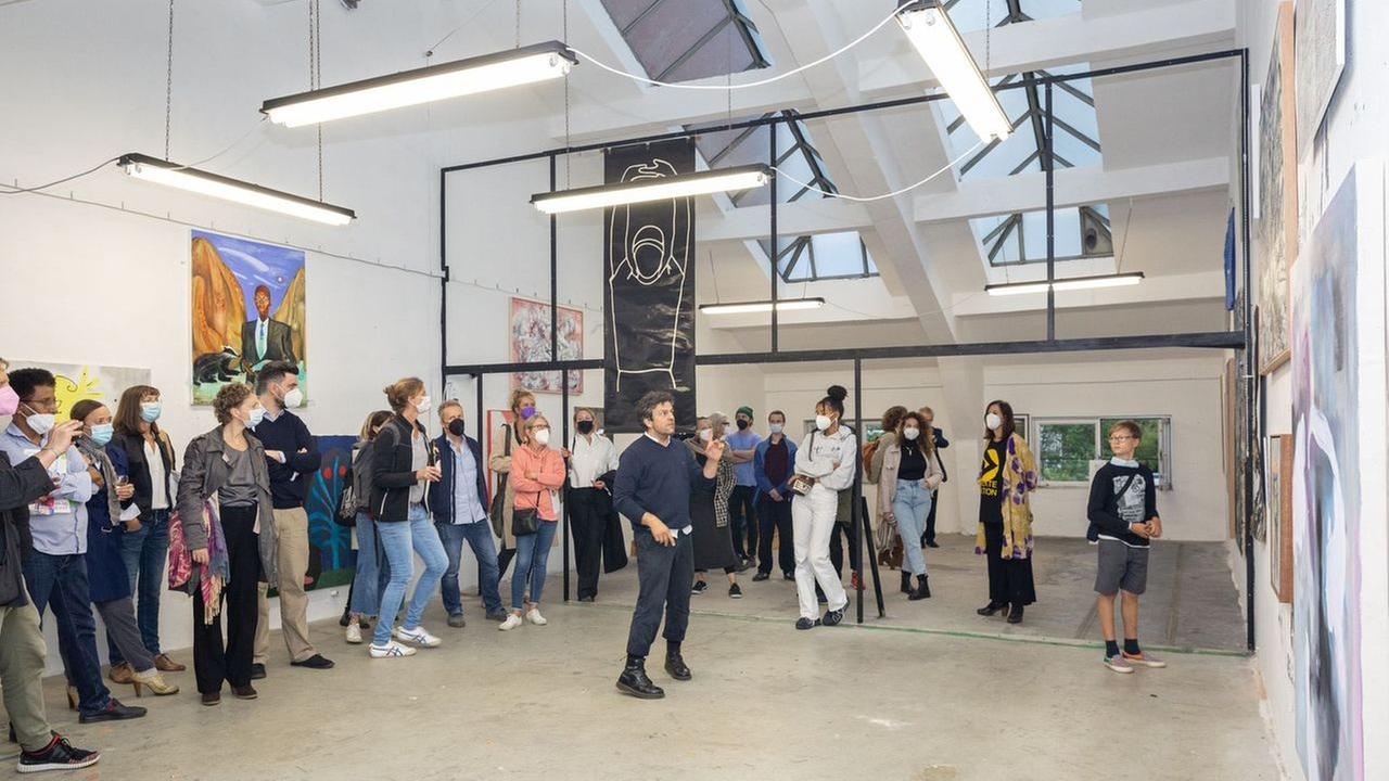 Diverse Besucher schauen bei der Vorbesichtigung auf dem Monopolgelände die Kunstwerke an. Diverse Besucher schauen bei der Vorbesichtigung auf dem Monopolgelände die Kunstwerke an.