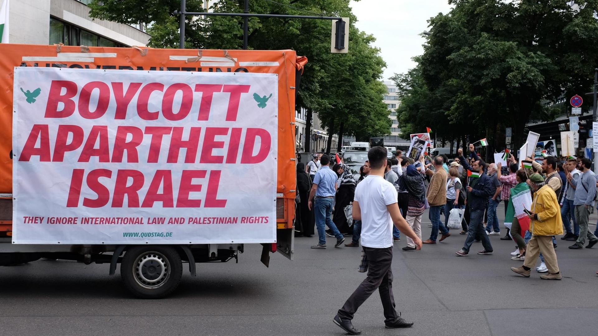 Am Al-Kuds-Tag demonstrieren Palästinenser auf dem Berliner Kurfürstendamm gegen sogenannte Zionisten und gegen Israel, u.a. mit Transparenten, auf denen zum Boykott gegen Israel aufgerufen wird und Zionisten als Faschisten bezeichnet werden.