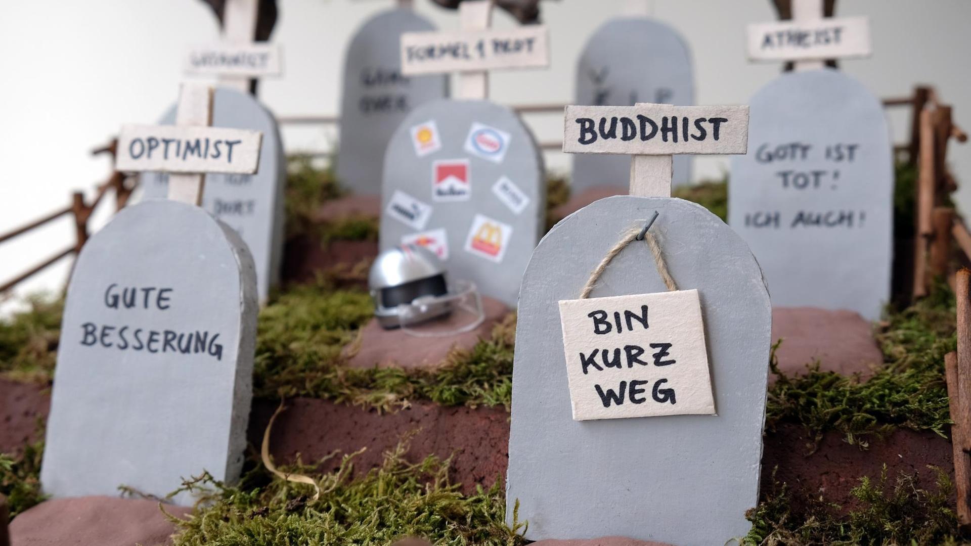 Oliver Ottitschs Umsetzung eines Cartoons über einen Friedhof: In der aktuellen Ausstellung des Kasseler Museums für Sepulkralkultur widmen sich 33 Cartoonisten in ihren Werken dem Sterben und dem Tod.