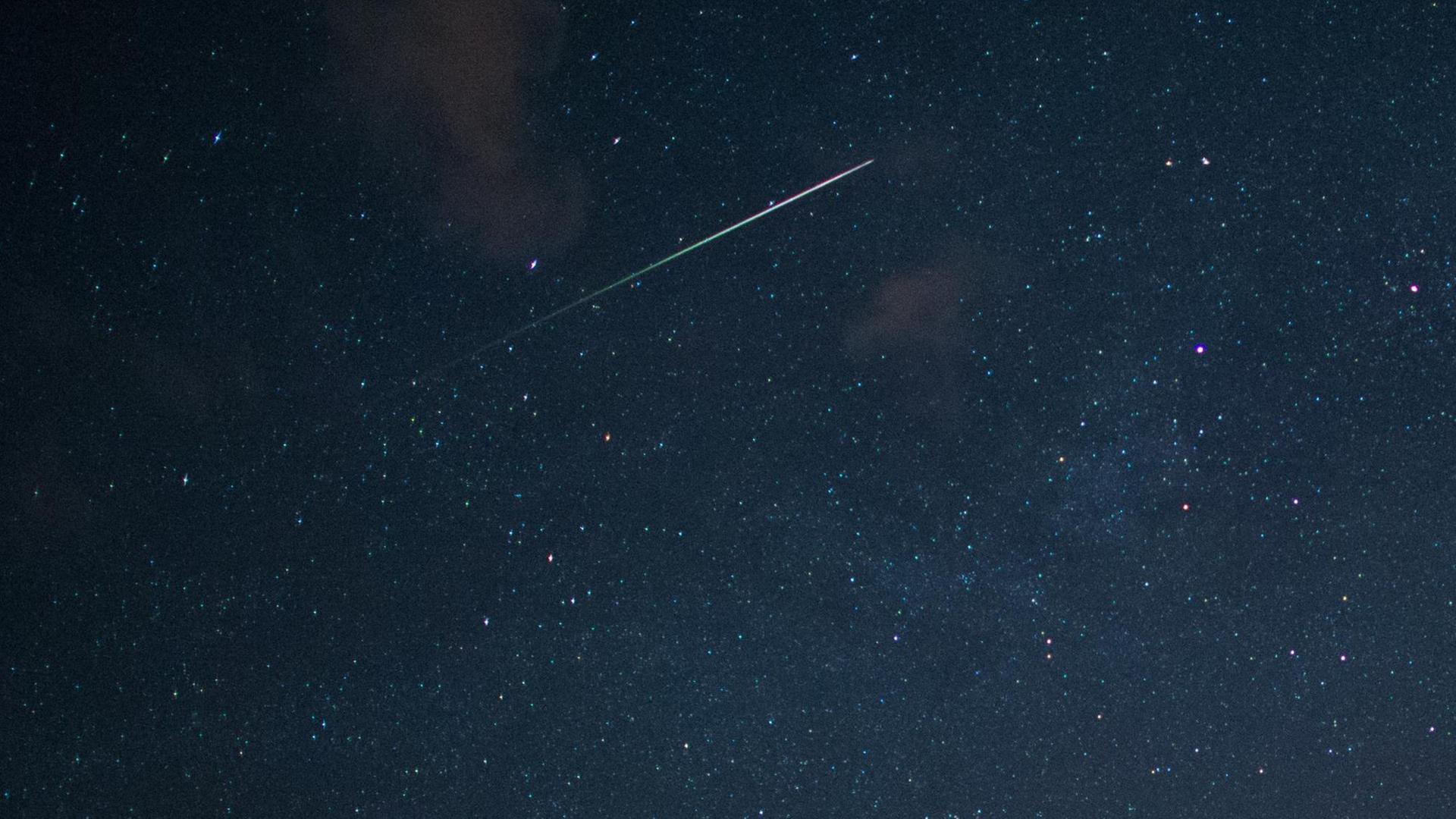Eine Sternschnuppe leuchtet am Himmel Eine Sternschnuppe leuchtet am Himmel