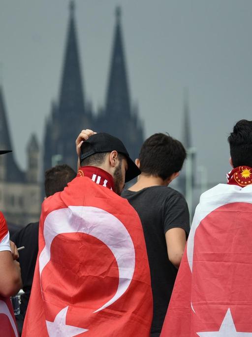 Anhänger des türkischen Staatspräsidenten Erdogan warten am 31.07.2016 in Köln (Nordrhein-Westfalen) auf den Beginn der Kundgebung.