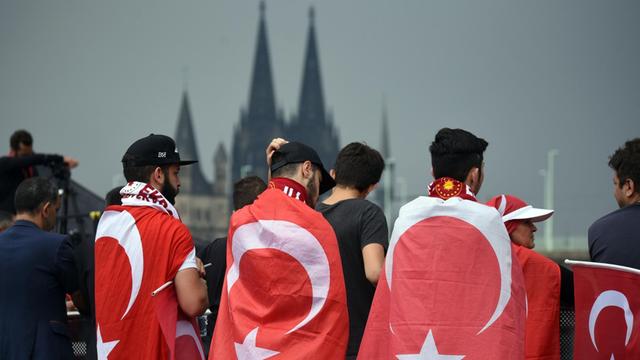 Anhänger des türkischen Staatspräsidenten Erdogan warten am 31.07.2016 in Köln (Nordrhein-Westfalen) auf den Beginn der Kundgebung.