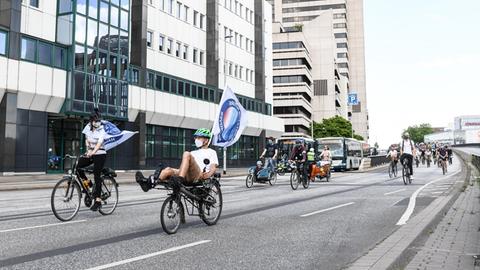 Demonstranten fahren mit ihren Fahrädern auf abgesperrten Hauptstraßen durch Hannover.