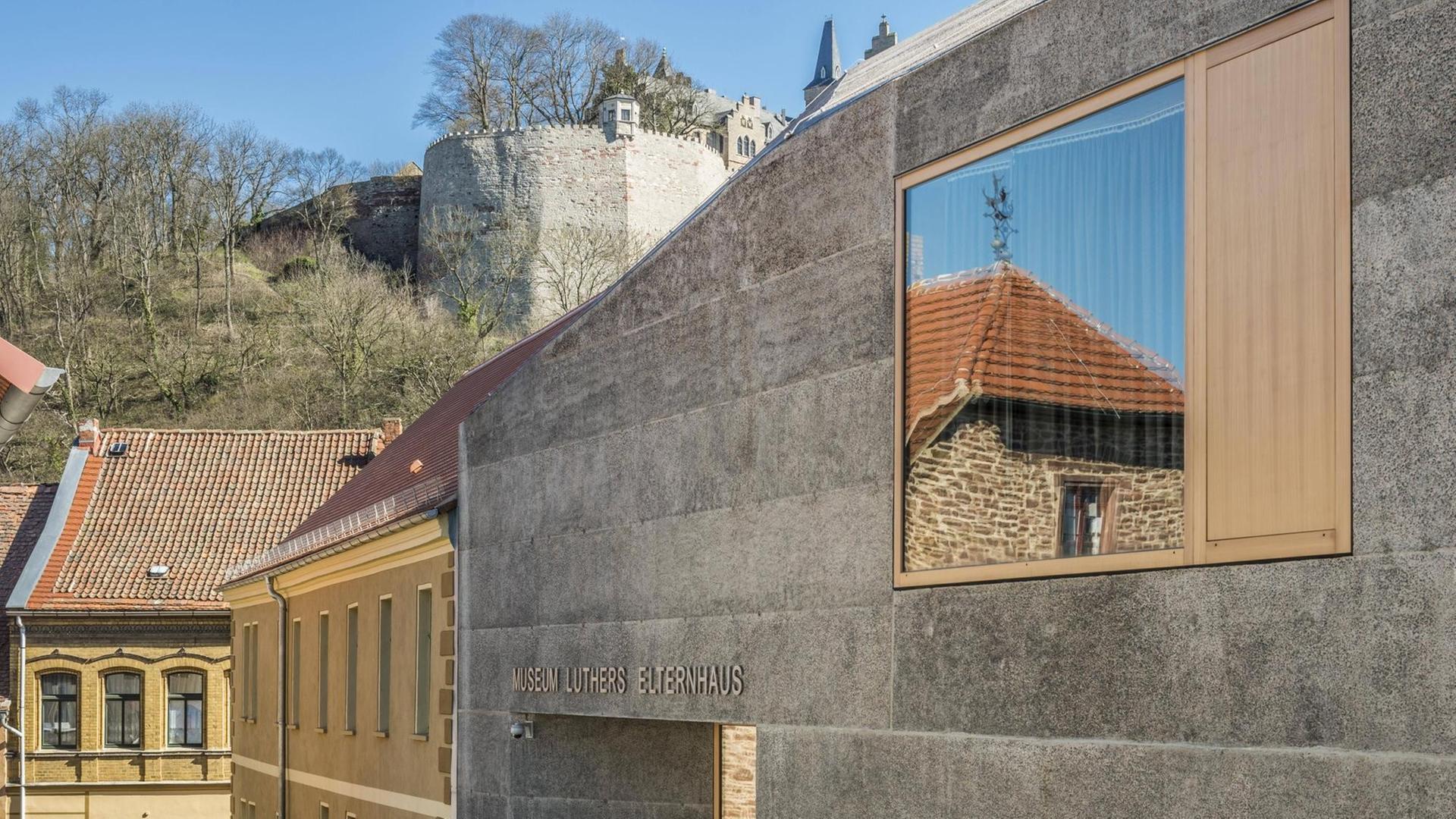 Museum Luthers Elternhaus, moderner Museumsneubau von 2014, Luthers Elternhaus in der Spiegelung, Martin Luther lebte hier 1484-1497, Mansfeld-Lutherstadt, Sachsen-Anhalt, Museum Luthers Elternhaus, moderner Museumsneubau von 2014, Luthers Elternhaus in der Spiegelung, Martin Luther lebte hier 1484-1497, Mansfeld-Lutherstadt, Sachsen-Anhalt,
