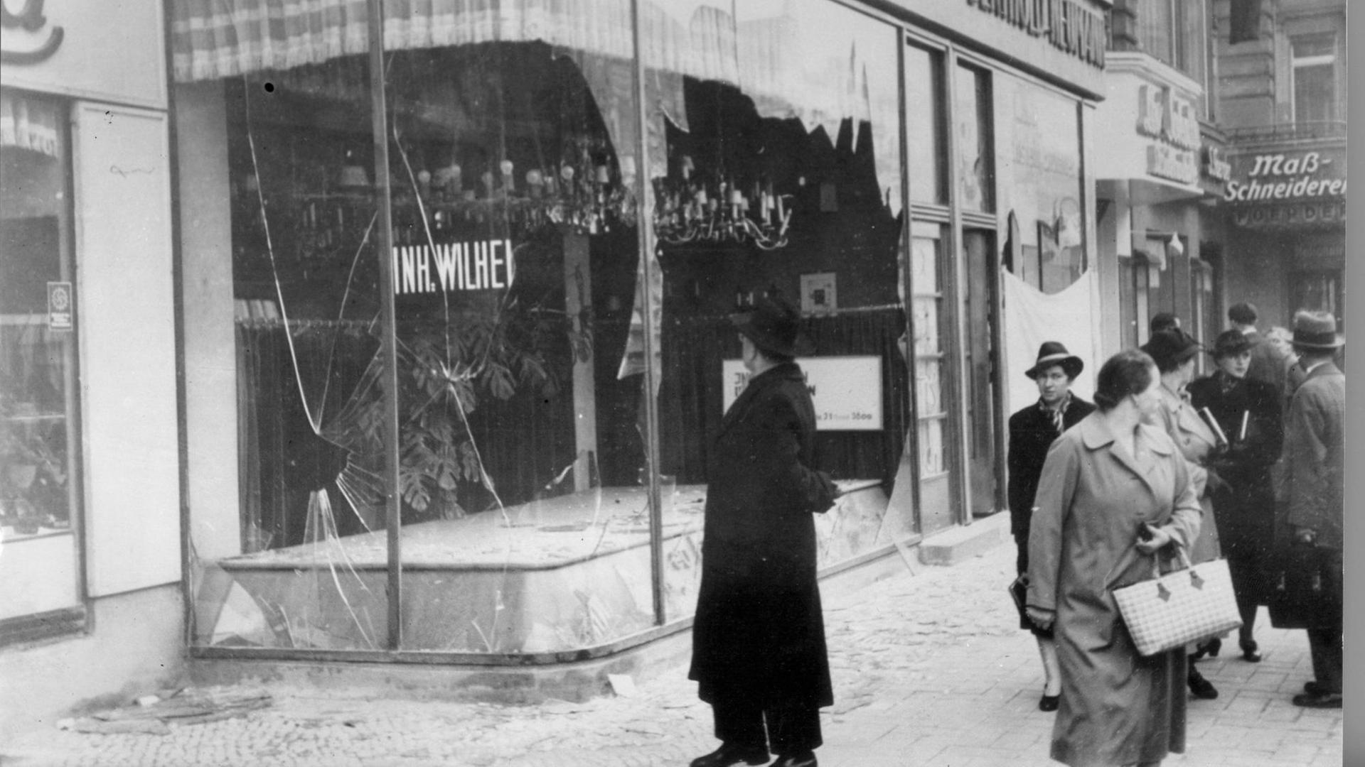 Zerstörte und geplünderte Ladenlokale prägen die Straßen in Deutschland während den nationalsozialistischen Ausschreitungen. Zerstörte und geplünderte Ladenlokale prägen die Straßen in Deutschland während den nationalsozialistischen Ausschreitungen.