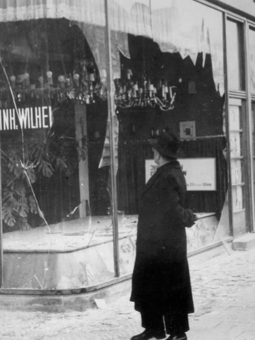Zerstörte und geplünderte Ladenlokale prägen die Straßen in Deutschland während den nationalsozialistischen Ausschreitungen.