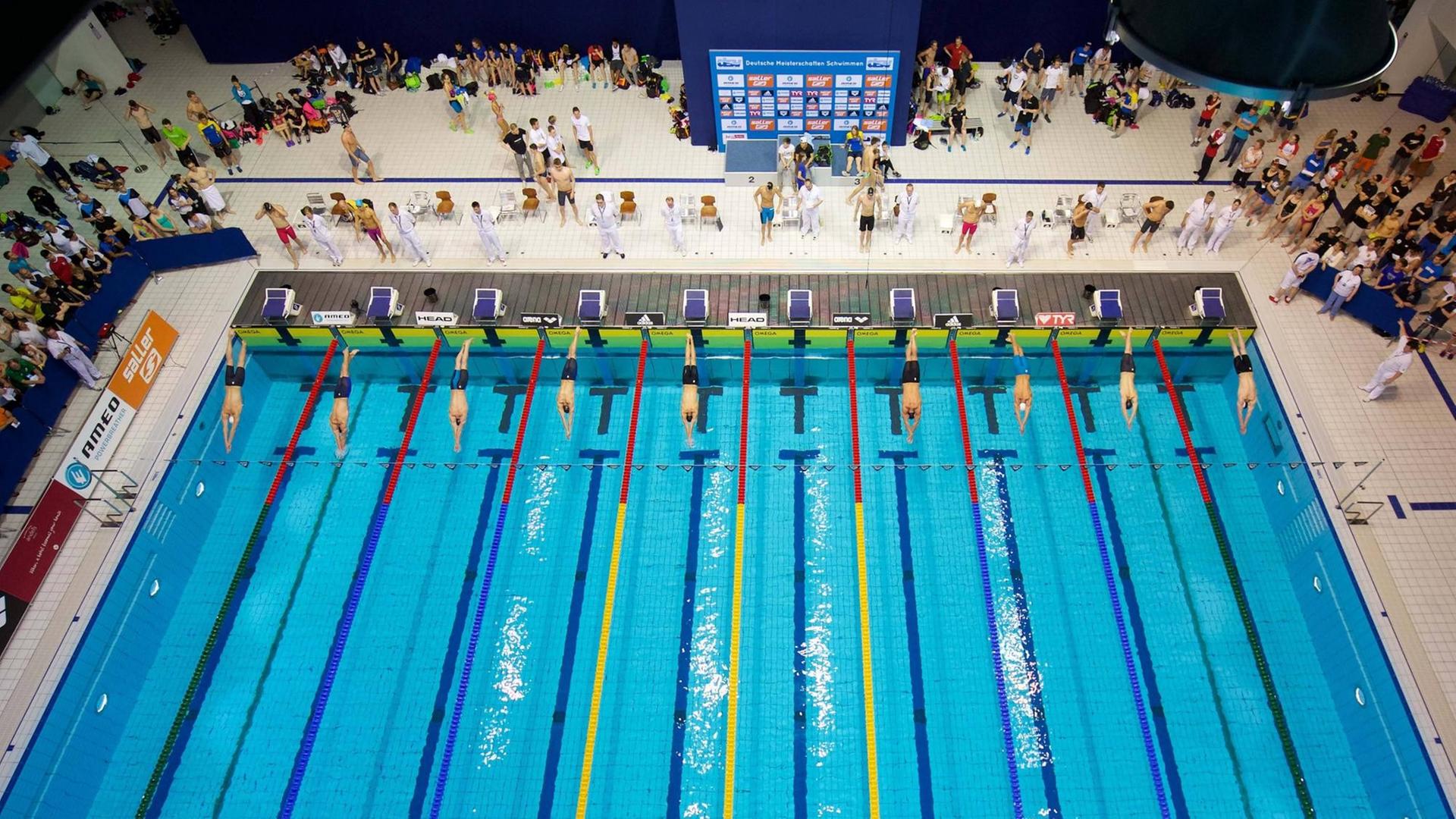 Schwimmhalle im Europa-Sportpark in Berlin während der Deutschen Meisterschaften, Blick von oben auf das Becken. Schwimmhalle im Europa-Sportpark in Berlin während der Deutschen Meisterschaften, Blick von oben auf das Becken.