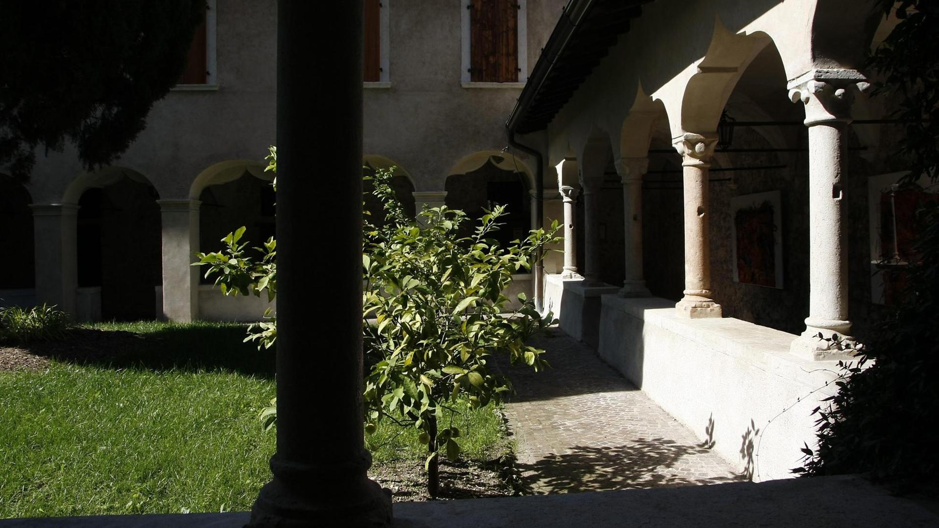 Säulengang und Garten in einem Kloster