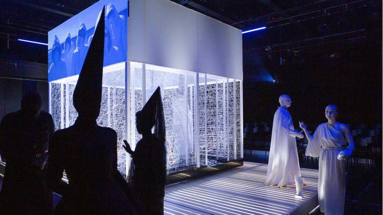 "Nacht ohne Sterne" von Bernhard Studlar. Auf dem Bild: Wenzel Banneyer, Anne Cathrin Buhtz, Katharina Schmidt, Andreas Herrmann, Marie Rathscheck "Nacht ohne Sterne" von Bernhard Studlar. Auf dem Bild: Wenzel Banneyer, Anne Cathrin Buhtz, Katharina Schmidt, Andreas Herrmann, Marie Rathscheck