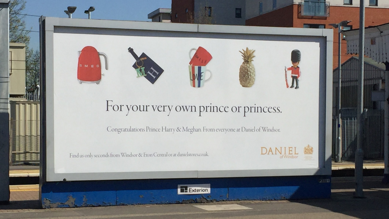 Wenn Harry und Meghan mit dem Zug im Bahnhof ankämen, würden sie per Plakat empfangen. Wenn Harry und Meghan mit dem Zug im Bahnhof ankämen, würden sie per Plakat empfangen.