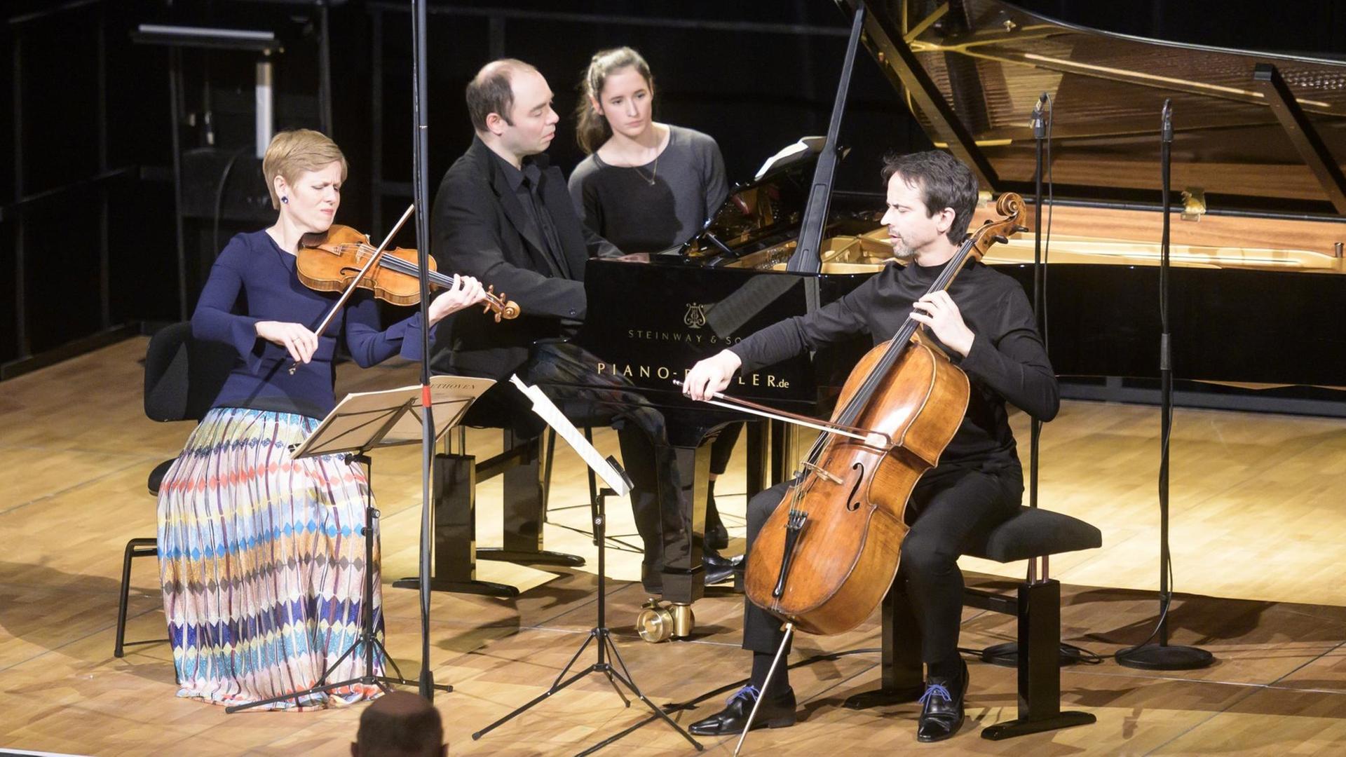 Isabelle Faust (Vl.), Jean-Guihen Queyras (Vc) und Alexander Melnikov (Kl) musizieren auf der Bühne der Bundeskunsthalle Bonn Isabelle Faust (Vl.), Jean-Guihen Queyras (Vc) und Alexander Melnikov (Kl) musizieren auf der Bühne der Bundeskunsthalle Bonn