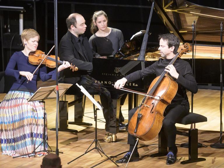 Isabelle Faust (Vl.), Jean-Guihen Queyras (Vc) und Alexander Melnikov (Kl) musizieren auf der Bühne der Bundeskunsthalle Bonn