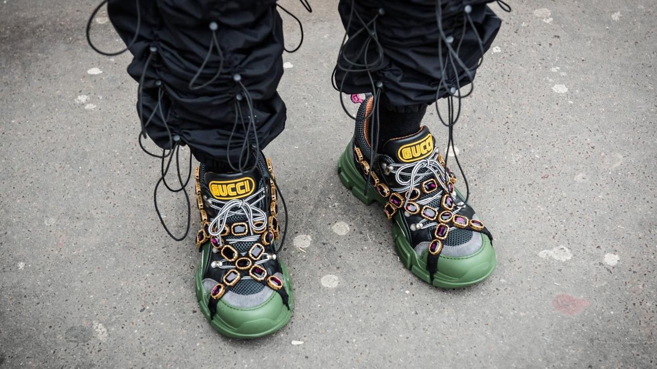 Gucci-Turnschuhe bei einem Mode-Event in New York. Gucci-Turnschuhe bei einem Mode-Event in New York.