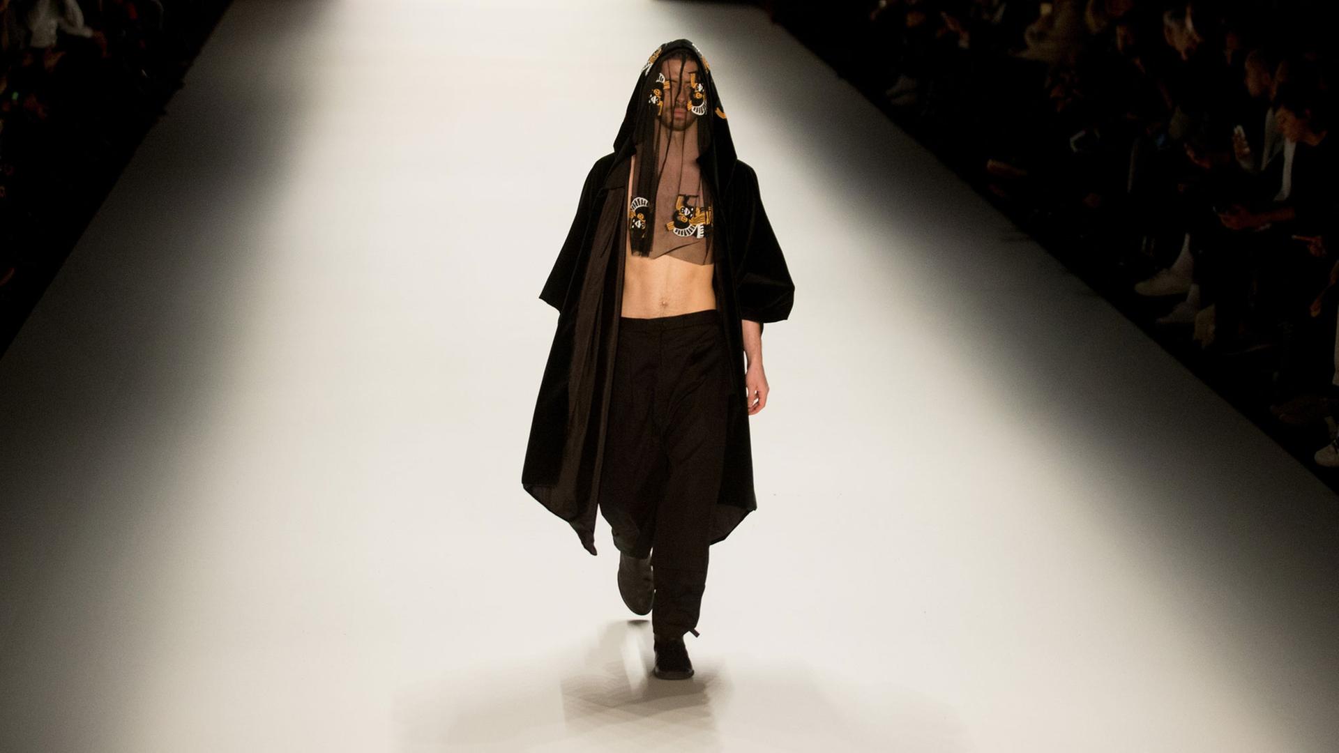 Modepräsentation Sadak während der Mercedes-Benz Fashion Week am 19.01.2016 in Berlin. Im Rahmen der Fashion Week Berlin werden die Kollektionen für Herbst/Winter 2016/2017 vorgestellt. Modepräsentation Sadak während der Mercedes-Benz Fashion Week am 19.01.2016 in Berlin. Im Rahmen der Fashion Week Berlin werden die Kollektionen für Herbst/Winter 2016/2017 vorgestellt.