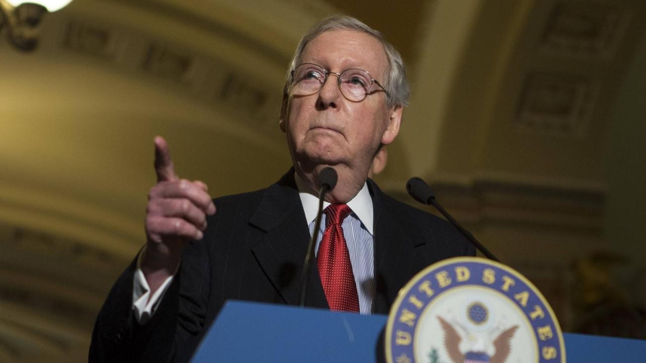 Mitch McConnell spricht am 14 November 2017 mit Reportern
Mitch McConnell spricht am 14 November 2017 mit Reportern