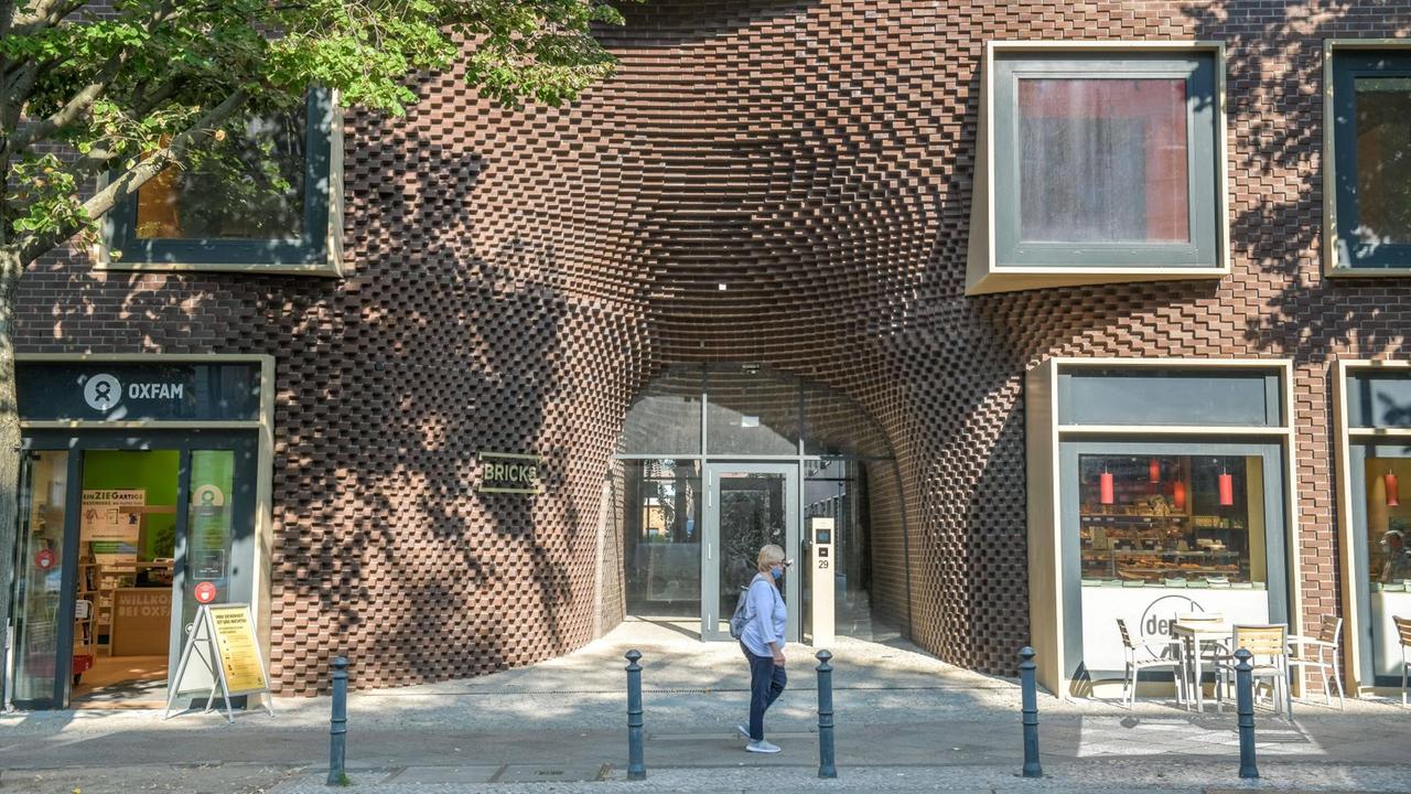 Eingangsbereich des Postgewerbehof-Neubaus mit einer gewölbten Fassade aus Backstein. Eingangsbereich des Postgewerbehof-Neubaus mit einer gewölbten Fassade aus Backstein.