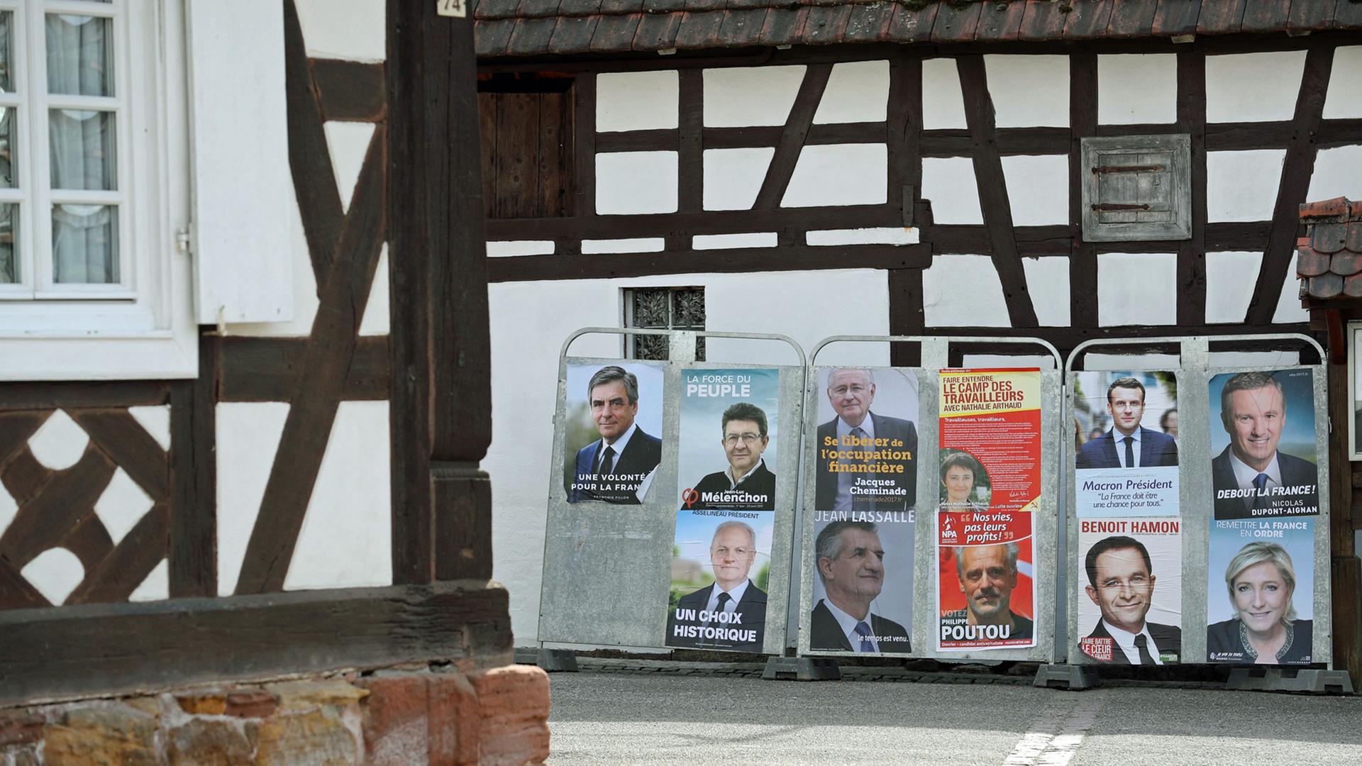 Wahlplakate für die französische Präsidentschaftswahl 2017 in dem Dorf Hunspach im Elsass