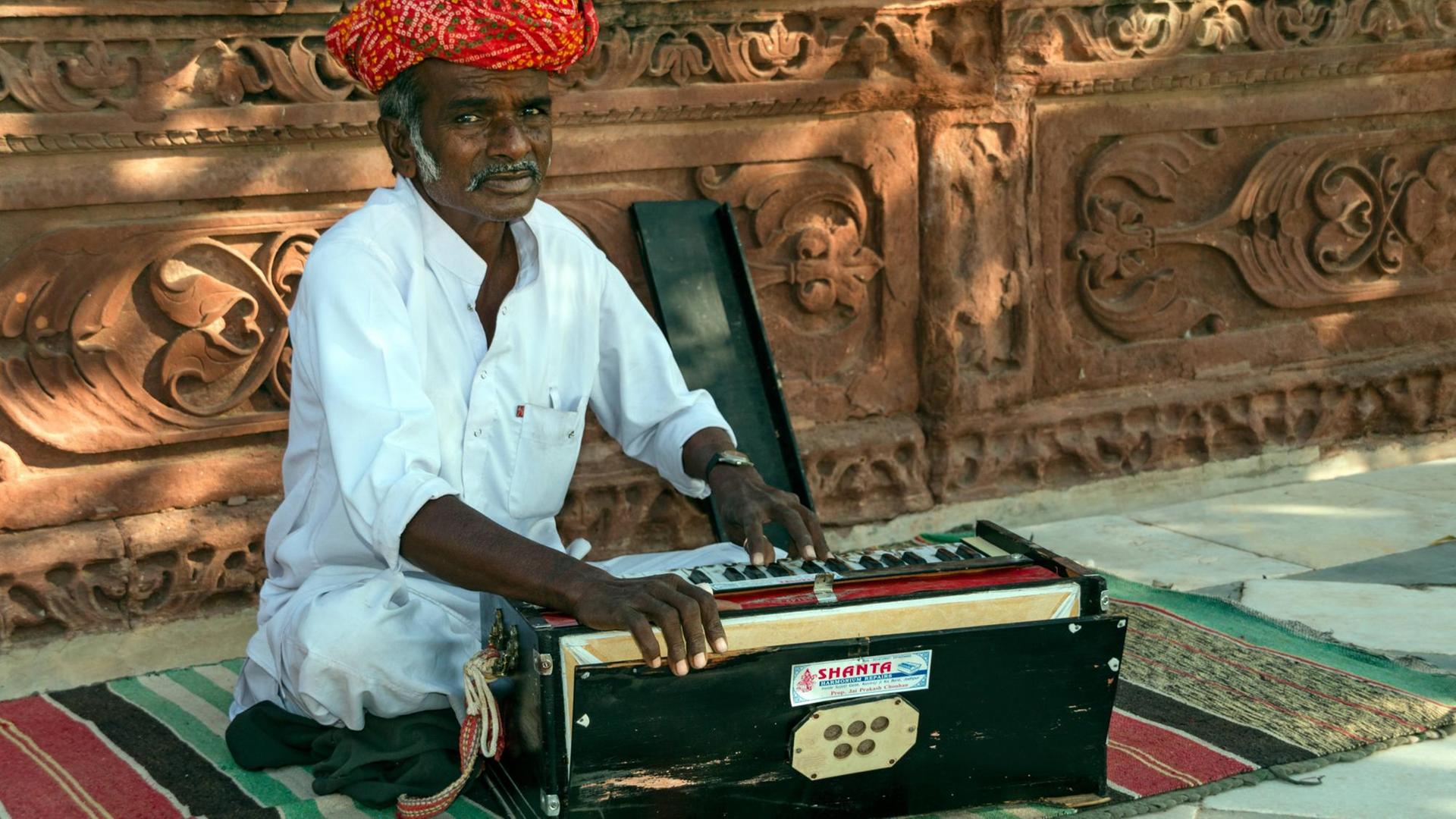Inder mit Harmonium in Rajasthan. Inder mit Harmonium in Rajasthan.