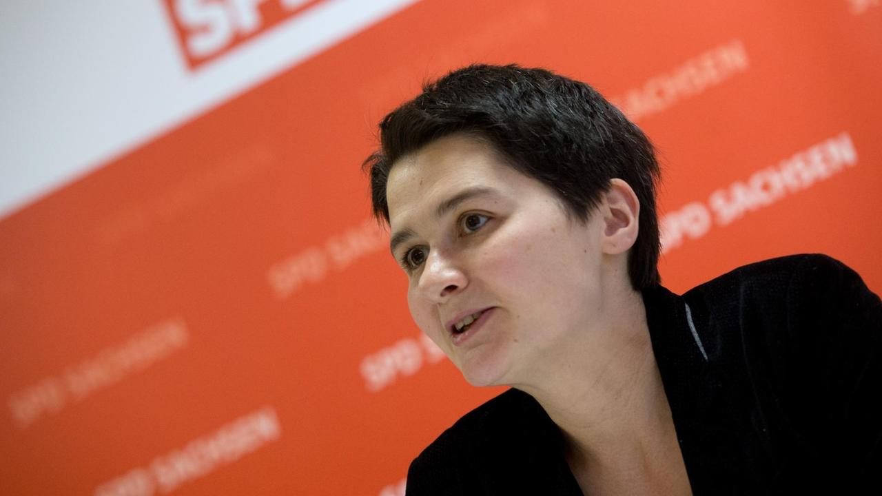 Daniela Kolbe, spricht auf einer Pressekonferenz, im Hintergrund das SPD-Logo Daniela Kolbe, spricht auf einer Pressekonferenz, im Hintergrund das SPD-Logo