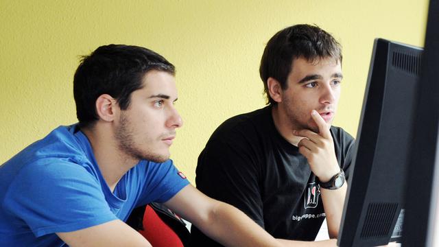 Zwei Auszubildende aus Spanien bei einer Firma in Karlsruhe