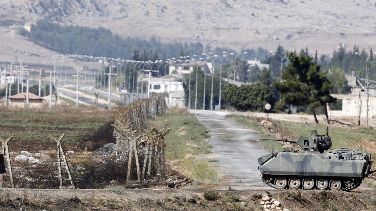 Ein Panzer fährt an der türkisch-syrischen Grenze nahe Reyhanli in der Provinz Hatay. Ein Panzer fährt an der türkisch-syrischen Grenze nahe Reyhanli in der Provinz Hatay.
