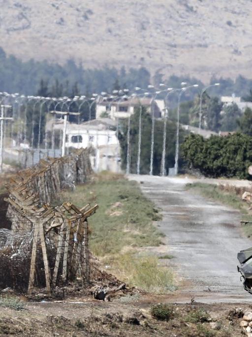 Ein Panzer fährt an der türkisch-syrischen Grenze nahe Reyhanli in der Provinz Hatay.