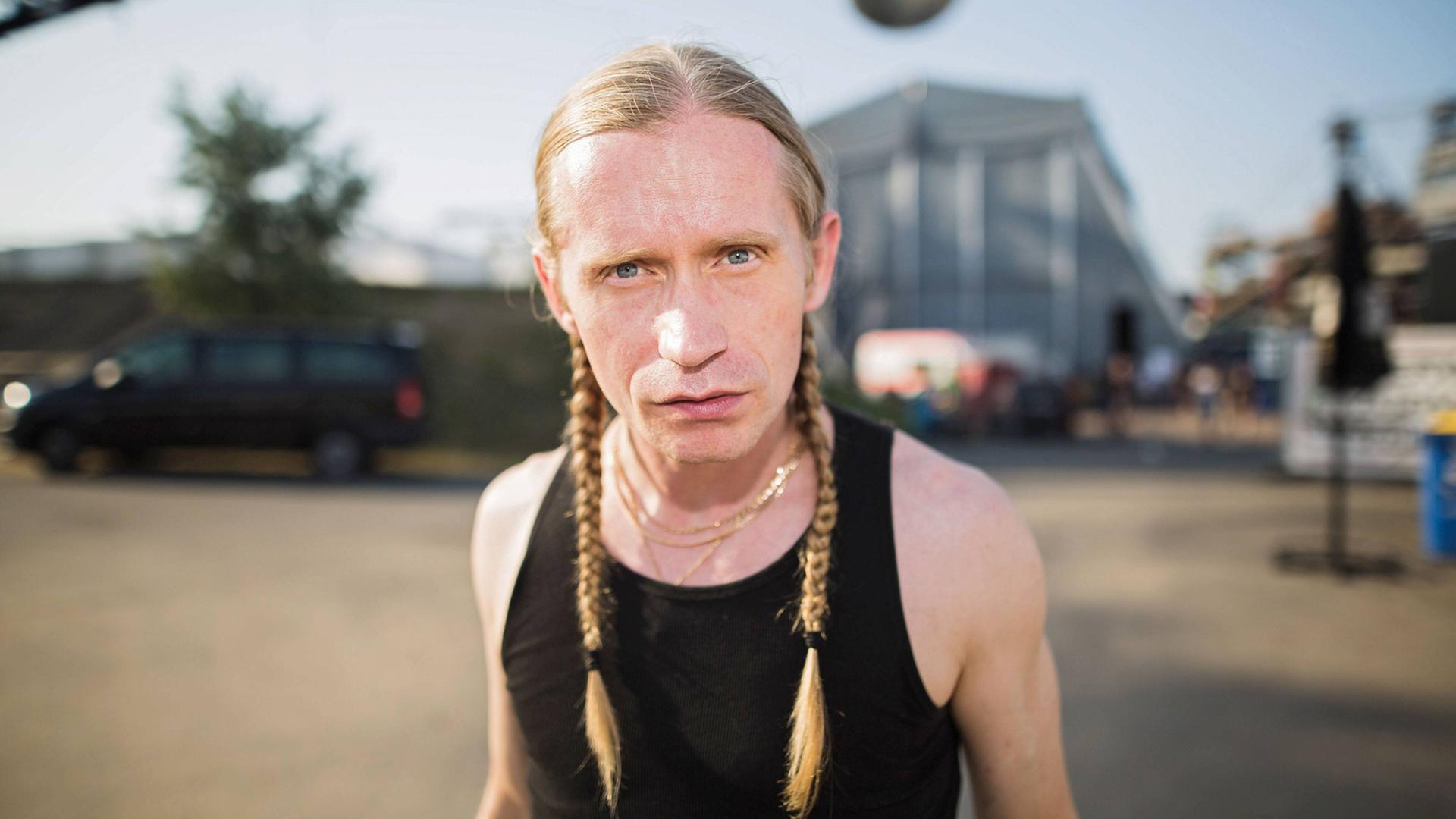 Der Musiker Romano alias Roman Geike beim Melt-Festival im Jahr 2015. Der Musiker Romano alias Roman Geike beim Melt-Festival im Jahr 2015.