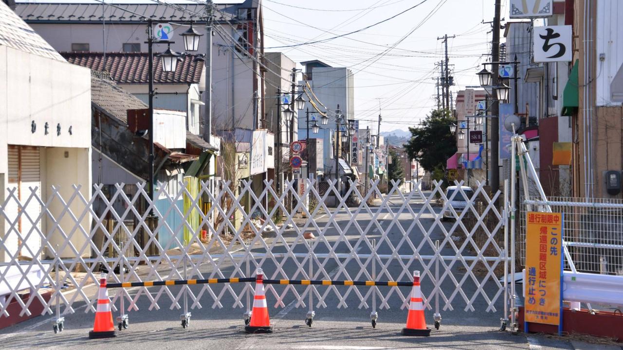 Ein Zaun sperrt den Eintritt in die nach wie vor als "problematisch" angesehene Zone in der Stadt Futaba. (Foto vom 21.3.2020) 