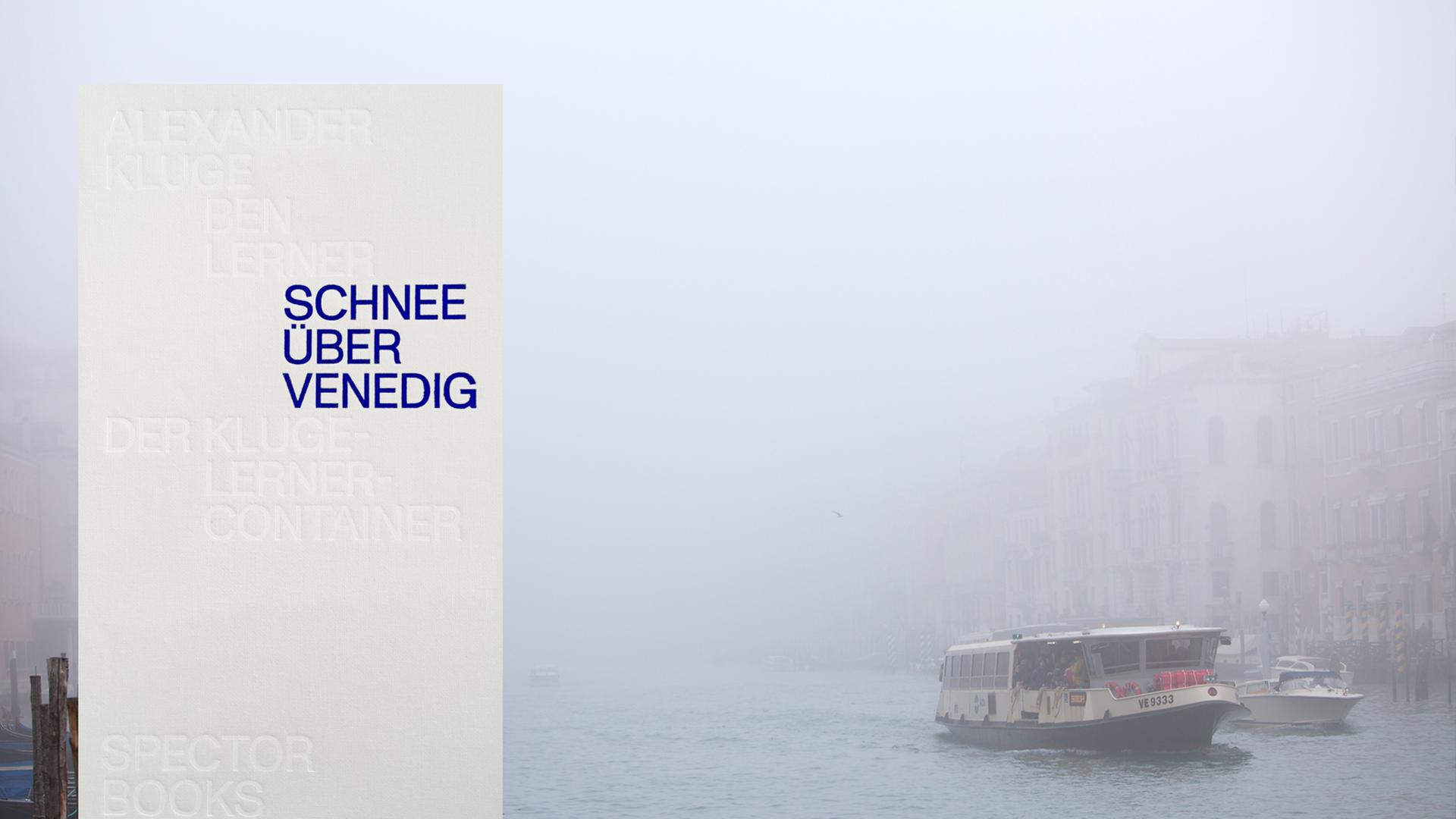 Venedig liegt in dichtem Nebel, ein Boot kommt aus diesem