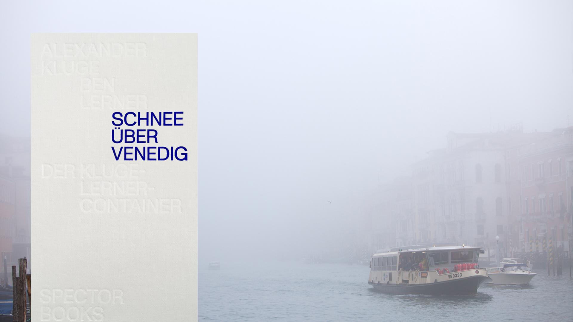 Venedig liegt in dichtem Nebel, ein Boot kommt aus diesem Venedig liegt in dichtem Nebel, ein Boot kommt aus diesem