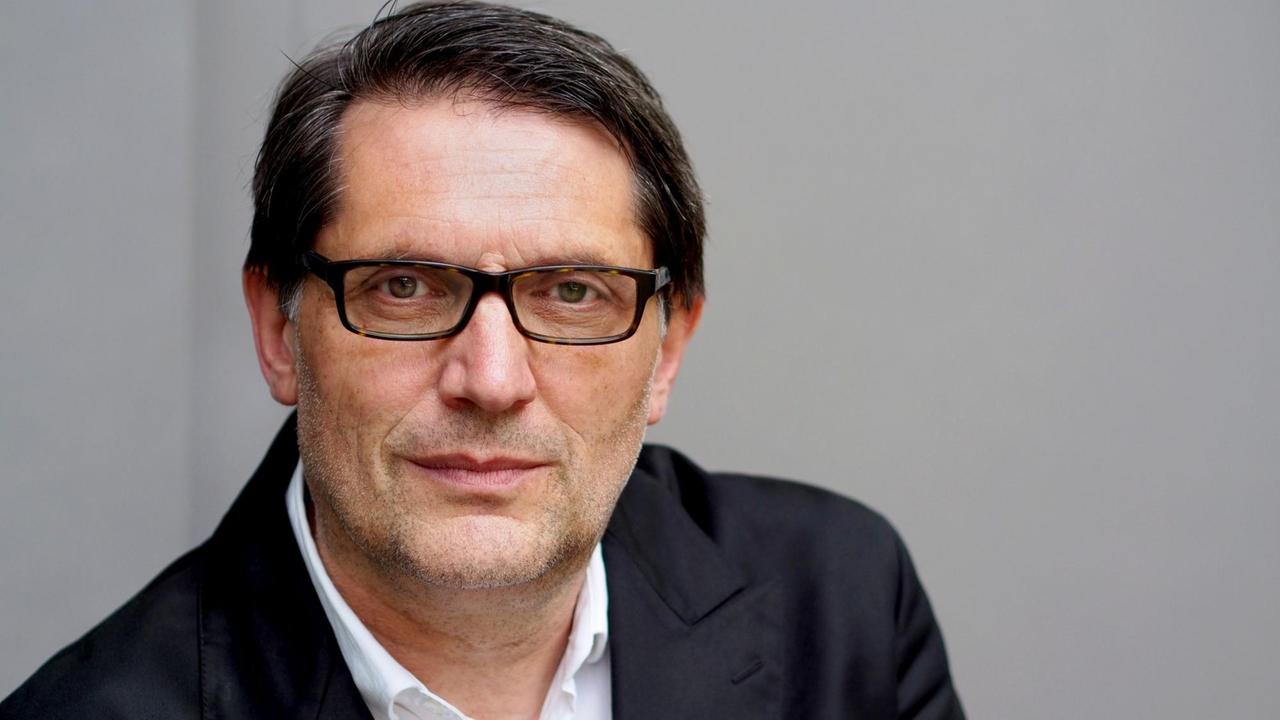Porträtfoto von Christoph Bartmann, Direktor des Goethe-Instituts in Warschau. Er hat die Bücher "Leben im Büro" und "Die Rückkehr der Diener. Das neue Bürgertum und sein Personal" (Hanser Verlag) geschrieben. Porträtfoto von Christoph Bartmann, Direktor des Goethe-Instituts in Warschau. Er hat die Bücher "Leben im Büro" und "Die Rückkehr der Diener. Das neue Bürgertum und sein Personal" (Hanser Verlag) geschrieben.