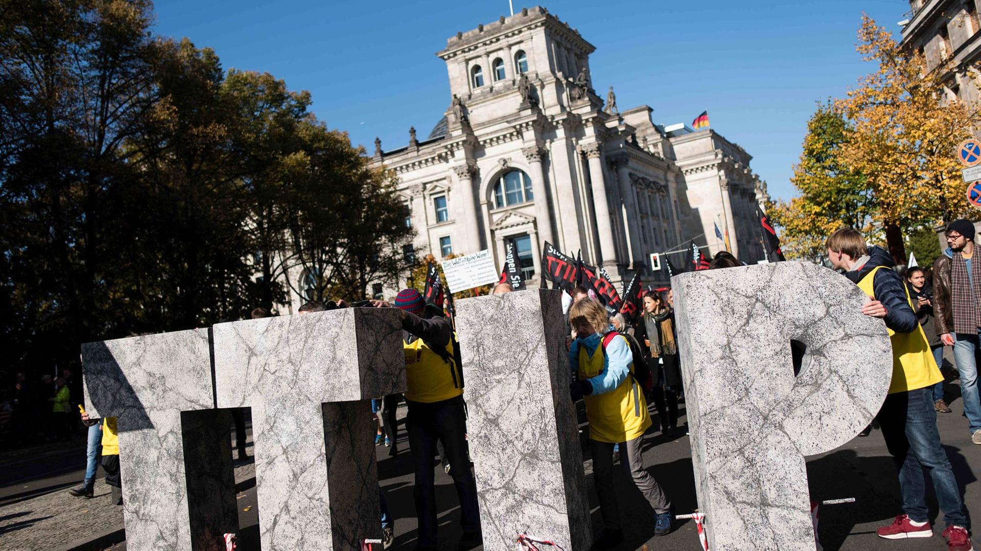 Demonstranten gegen TTIP und Ceta Demonstranten gegen TTIP und Ceta