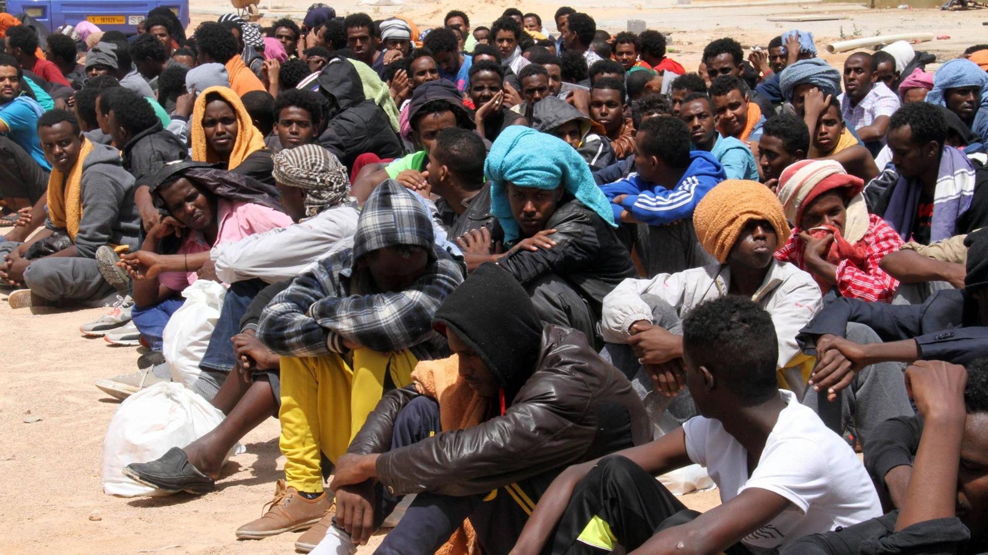 Afrikanische Flüchtlinge in einer Haftanstalt in Misrata in Libyen. Afrikanische Flüchtlinge in einer Haftanstalt in Misrata in Libyen.