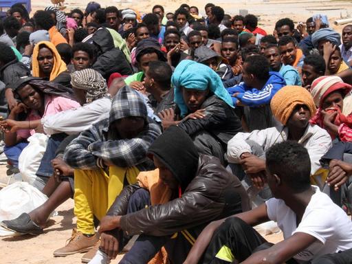 Afrikanische Flüchtlinge in einer Haftanstalt in Misrata in Libyen.