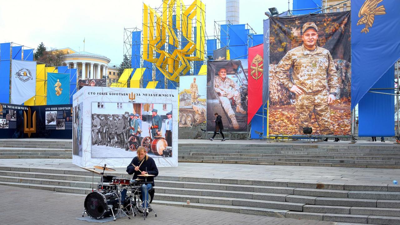 Um den Mikhailovski Dom in Kiew hängen teilweise sehr große Portraits der seit 2014 im Krieg getöteten Soldaten. Um den Mikhailovski Dom in Kiew hängen teilweise sehr große Portraits der seit 2014 im Krieg getöteten Soldaten.
