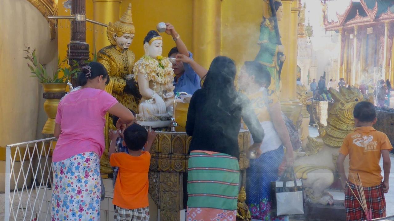 Opfer für den Sonntags-Buddha am Shwedagon Temple in Rangun Opfer für den Sonntags-Buddha am Shwedagon Temple in Rangun