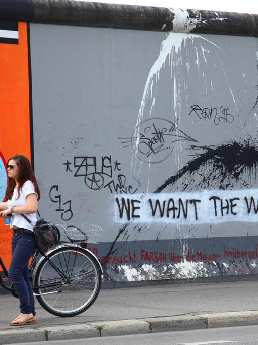 "We want the Wall back" ("Wir wollen die Mauer zurück"), haben Unbekannte an der East Side Gallery auf ein Wandbild gesprüht.