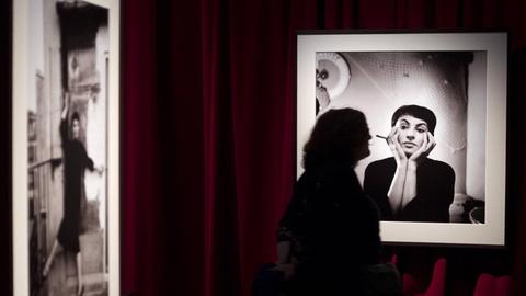 Besucher vor einem Foto der französischen Chanson Sängerin Barbara während einer Ausstellung in der Philharmonie in Paris.