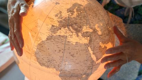 Ein leuchtender Globus aus der Manufaktur Räthgloben in Markranstädt