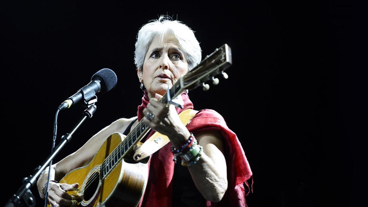 Die amerikanische Folk-Sängerin Joan Báez beim Auftritt auf dem Istanbul Jazz Festival, 2015. Die amerikanische Folk-Sängerin Joan Báez beim Auftritt auf dem Istanbul Jazz Festival, 2015.