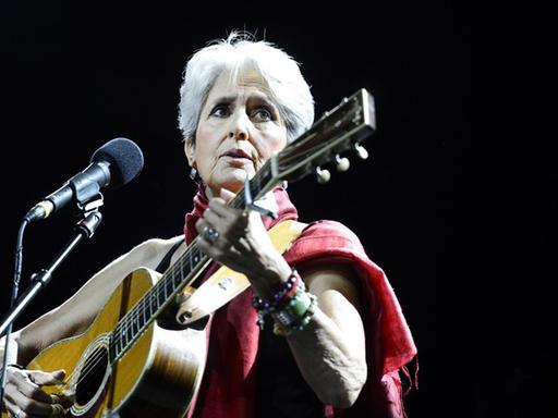 Die amerikanische Folk-Sängerin Joan Báez beim Auftritt auf dem Istanbul Jazz Festival, 2015.