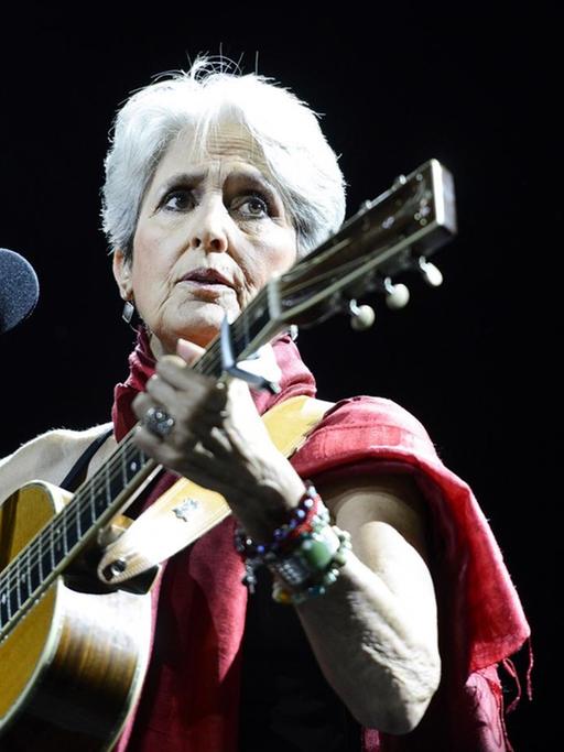 Die amerikanische Folk-Sängerin Joan Báez beim Auftritt auf dem Istanbul Jazz Festival, 2015.