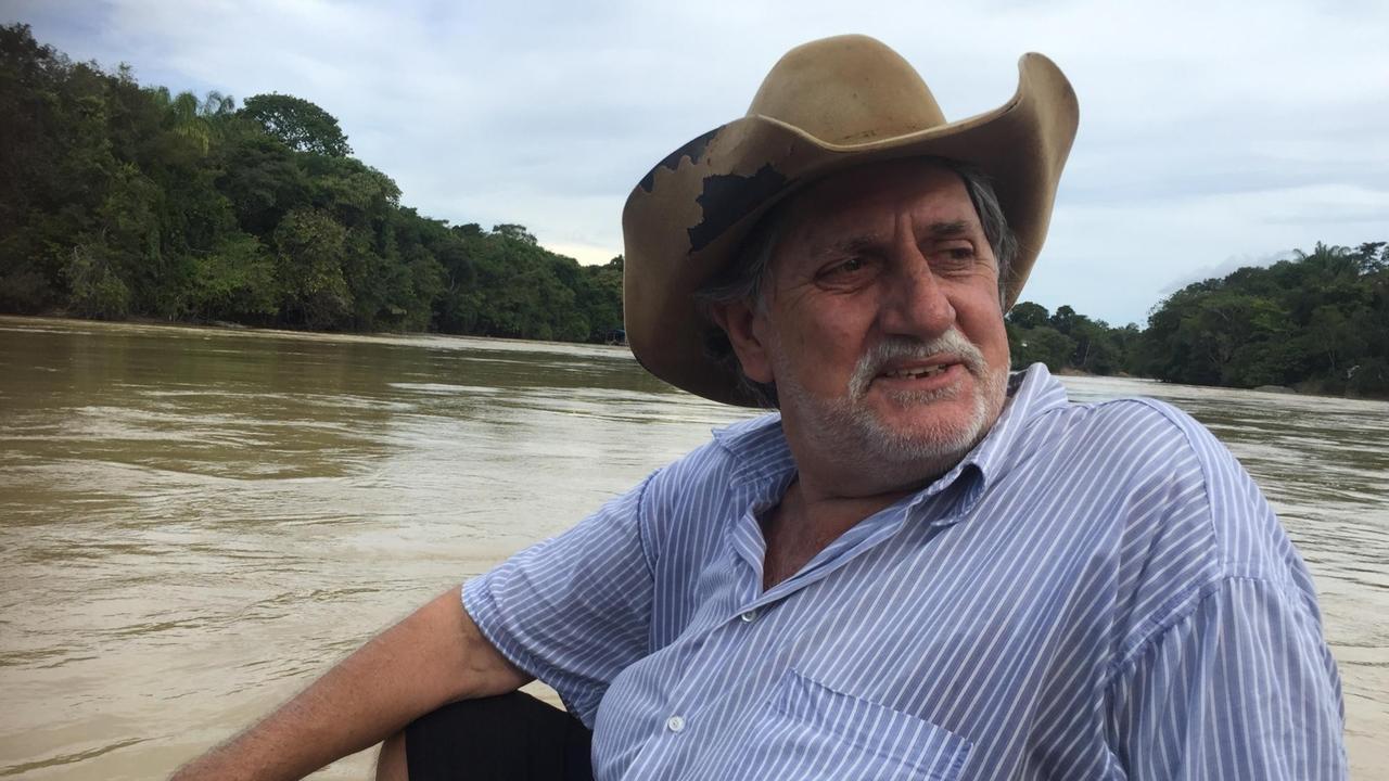 José Dalla Rosa, der Goldschürfer, sitzt im Boot mitten auf dem Amazonas.