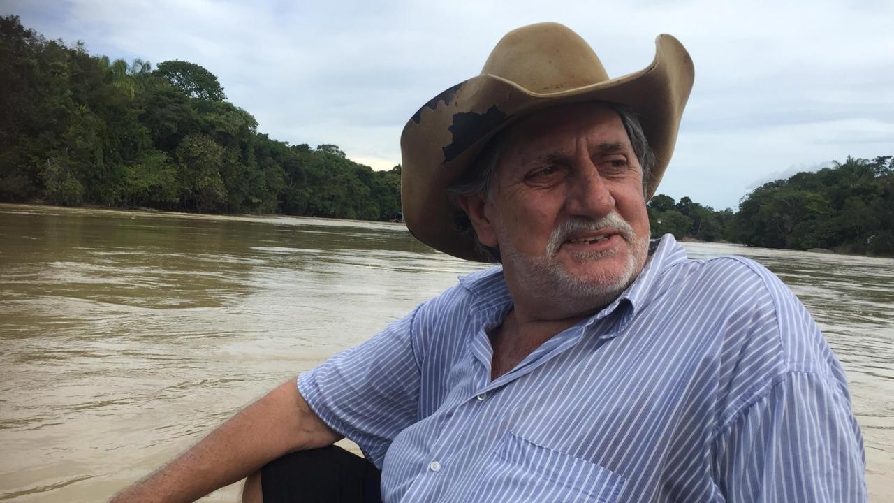 José Dalla Rosa, der Goldschürfer, sitzt im Boot mitten auf dem Amazonas. José Dalla Rosa, der Goldschürfer, sitzt im Boot mitten auf dem Amazonas.