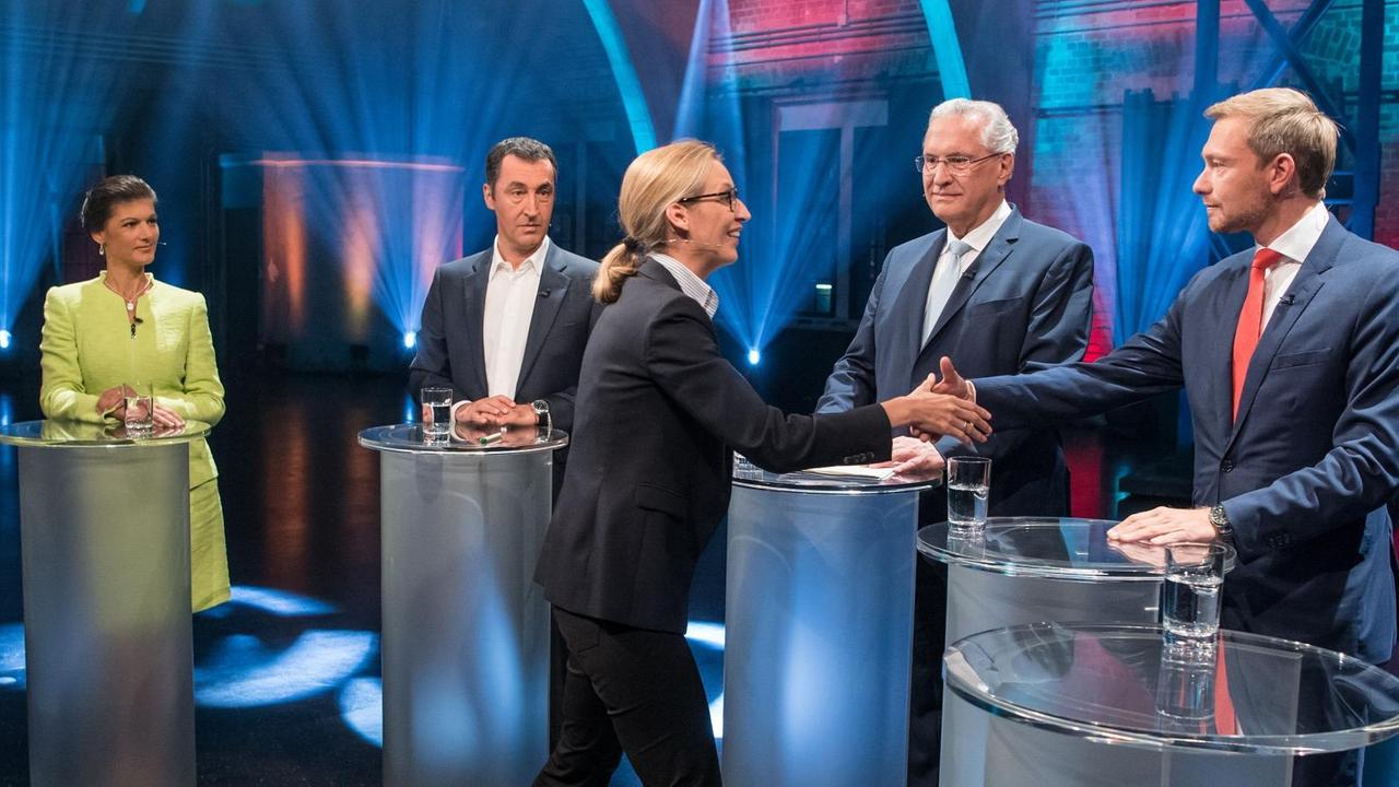 Alice Weidel (3.vr.), Spitzenkandidatin der AfD, begrüßt am 04.09.2017 bei ihrer Ankunft im Fernsehstudio in Berlin Christian Lindner, Bundesvorsitzender und Spitzenkandidat der FDP (r), dahinter stehen die Spitzenkandidaten (l-r) Sahra Wagenknecht, Fraktionsvorsitzende der Partei Die Linke, Cem Özdemir, Bundesvorsitzender der Partei Bündnis 90/Die Grünen, und Joachim Herrmann (CSU), bayerischer Innenminister. Alice Weidel (3.vr.), Spitzenkandidatin der AfD, begrüßt am 04.09.2017 bei ihrer Ankunft im Fernsehstudio in Berlin Christian Lindner, Bundesvorsitzender und Spitzenkandidat der FDP (r), dahinter stehen die Spitzenkandidaten (l-r) Sahra Wagenknecht, Fraktionsvorsitzende der Partei Die Linke, Cem Özdemir, Bundesvorsitzender der Partei Bündnis 90/Die Grünen, und Joachim Herrmann (CSU), bayerischer Innenminister.