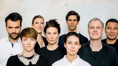 Die acht Musik im Porträt vor einer weißen Wand Die acht Musik im Porträt vor einer weißen Wand