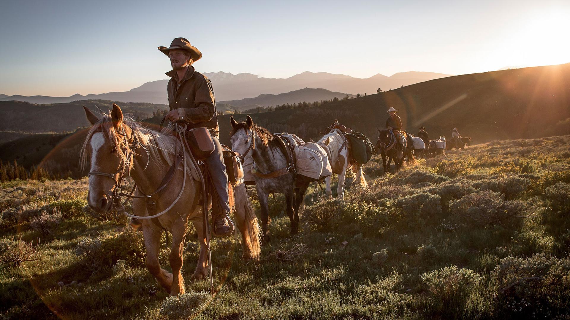 In einer Szene des Dokumentarfilms "Ungezähmt – Von Mexiko bis Kanada" reitet die Gruppe in die Abendsonne, angeführt von Thomas Glover auf seinem Pferd C-Star.